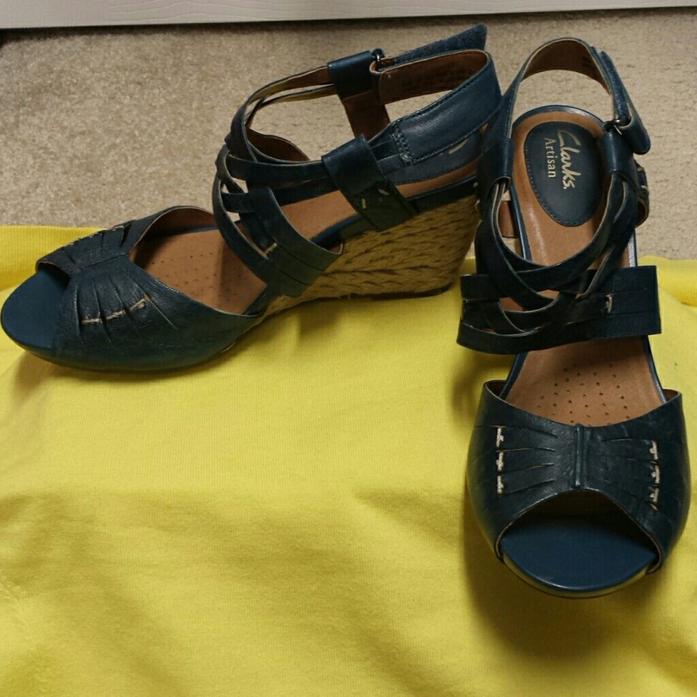 SZ 9M Clarks blue wedge sandal